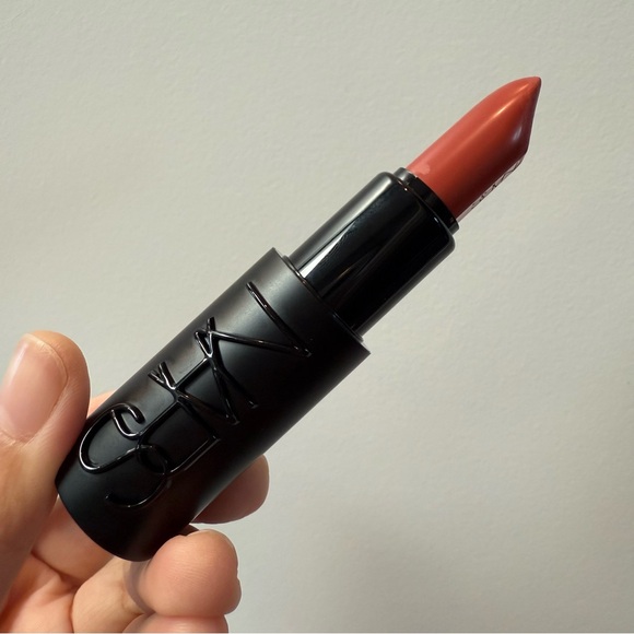NARS Explicit Refillable Satin Lipstick 822 - Picture 3 of 6
